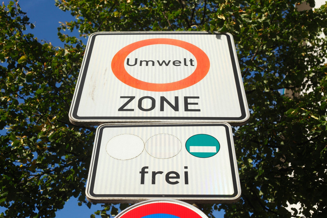 Umweltzone-Straßenschild in einem Wald