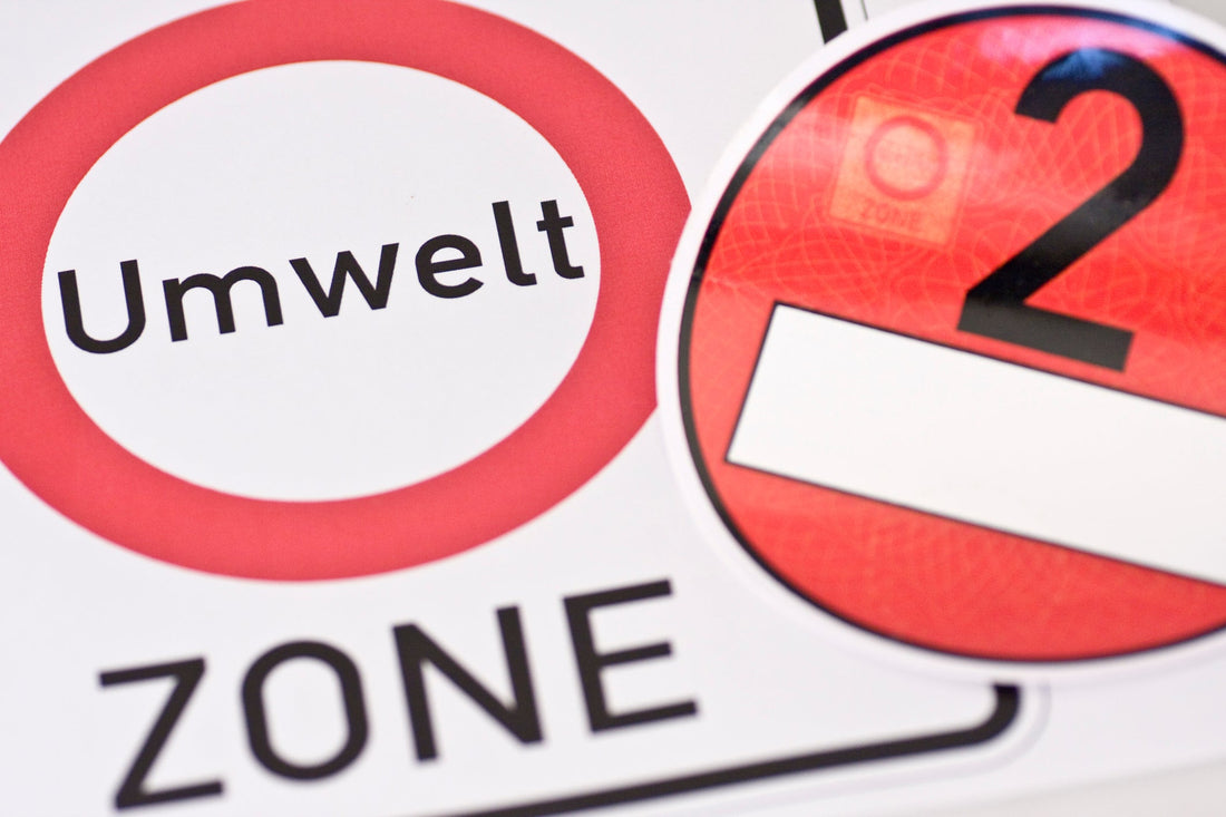 Umweltzone Straßenschild mit roter Umweltplakette