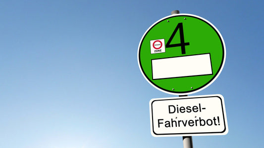 Grüne Umweltplakette als Straßenschild "Diesel-Fahrverbot"