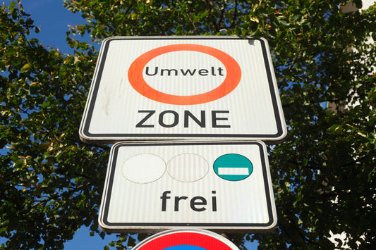 Umweltzone-Straßenschild in einem Wald