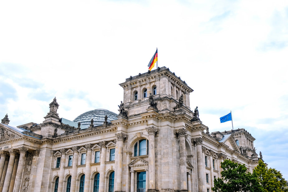 Deutsche Flagge am Reichstagsgebäude
